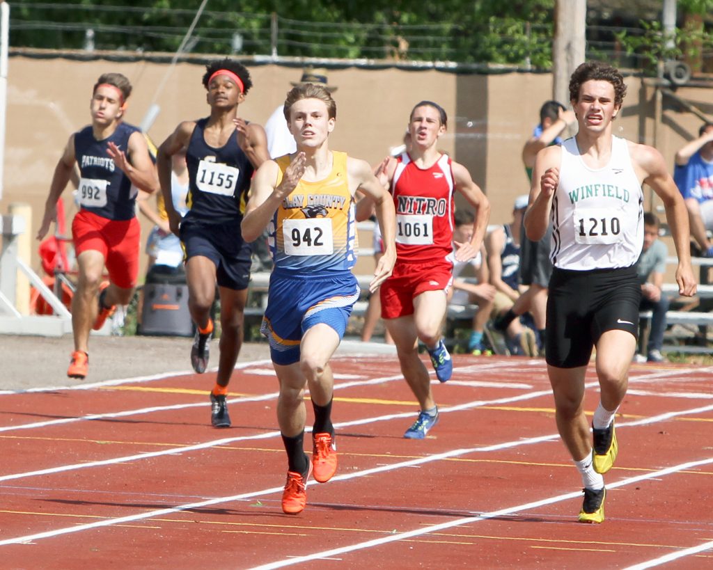 pic1 Trevor Armes runs for 400m title